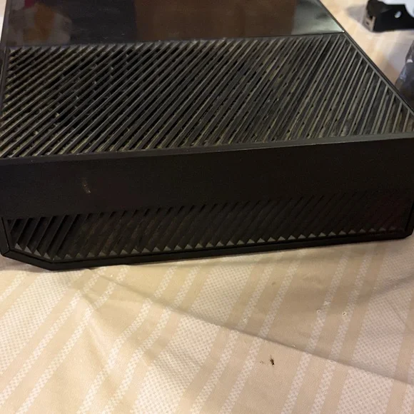 Xbox One Gaming Console, cord and 2 controllers - Picture 3 of 6